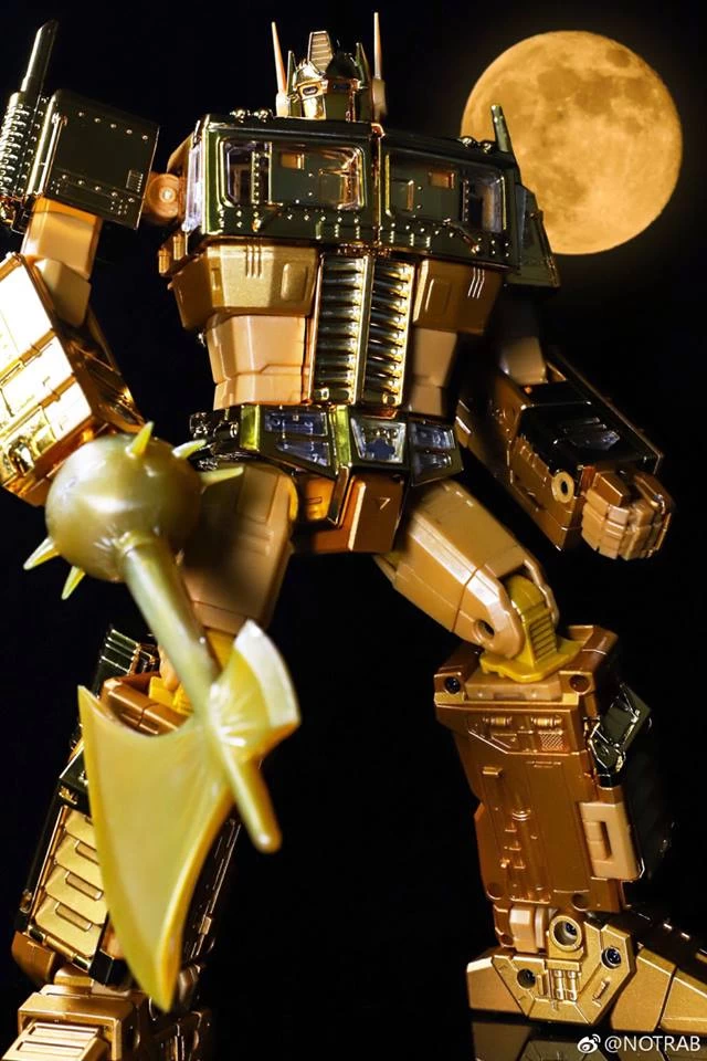 Takara MP10G MP-10G Masterpiece Optimus Prime Gold Lagoon Edition - Image 4