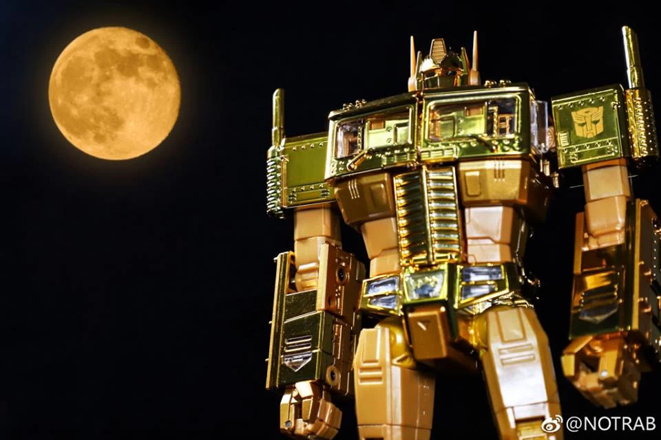 Takara MP10G MP-10G Masterpiece Optimus Prime Gold Lagoon Edition - Image 5