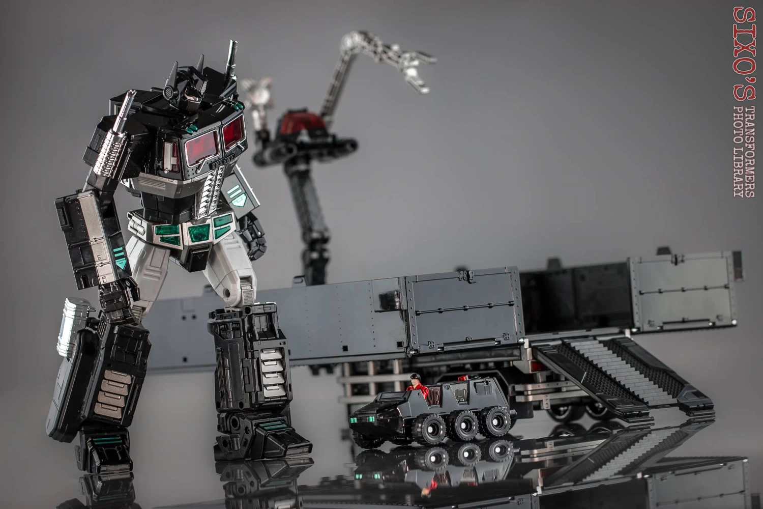 4th Party MP-10B Optimus Prime Black Version Figure & TrailerĀ - Image 3