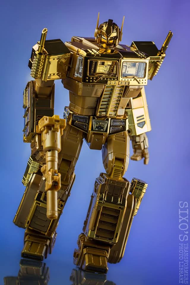 Takara MP10G MP-10G Masterpiece Optimus Prime Gold Lagoon Edition - Image 3