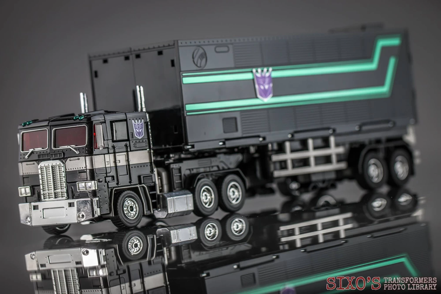 4th Party MP-10B Optimus Prime Black Version Figure & TrailerĀ - Image 2